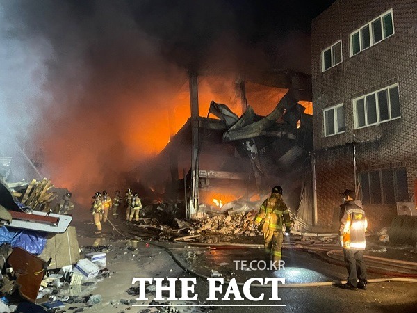 지난 22일 오전 10시30분께 성주군 월항면 장신리의 한 장갑공장에서 원인을 알 수 없는 불이 나 소방당국과 성주군 등이 대응 1단계를 발령하고 인력 230명,헬기 3대, 장비 43대를 투입해 진화 작업을 펼치고 있다.