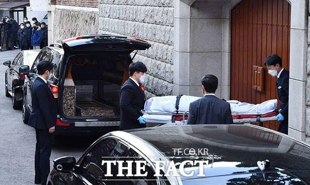 대한민국 제11대, 12대 대통령을 역임했던 전두환 씨가 23일 오전 서울 연희동 자택에서 지병으로 사망한 가운데 고인이 운구차로 향하고 있다. /이덕인 기자