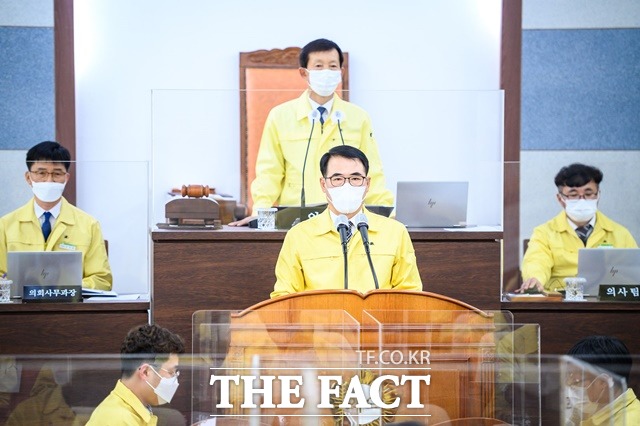장충남 남해군수가 군의회에서 시정연설을 하고 있다./남해군 제공