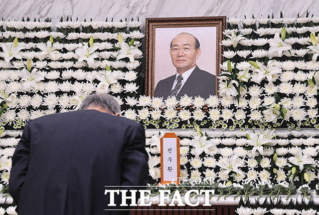 대한민국 제11대, 12대 대통령을 역임했던 전두환 씨가 향년 90세로 사망한 23일 오후 서울 서대문구 세브란스병원 신촌장례식장에 고인의 빈소가 마련돼 있다. /이동률 기자