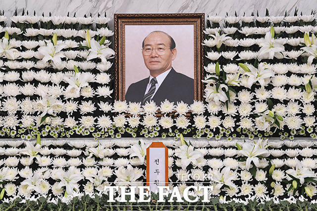 대한민국 제11대, 12대 대통령을 역임했던 전두환 씨가 향년 90세로 사망한 23일 오후 서울 서대문구 세브란스병원 신촌장례식장에 고인의 빈소가 마련돼 있다. /이동률 기자