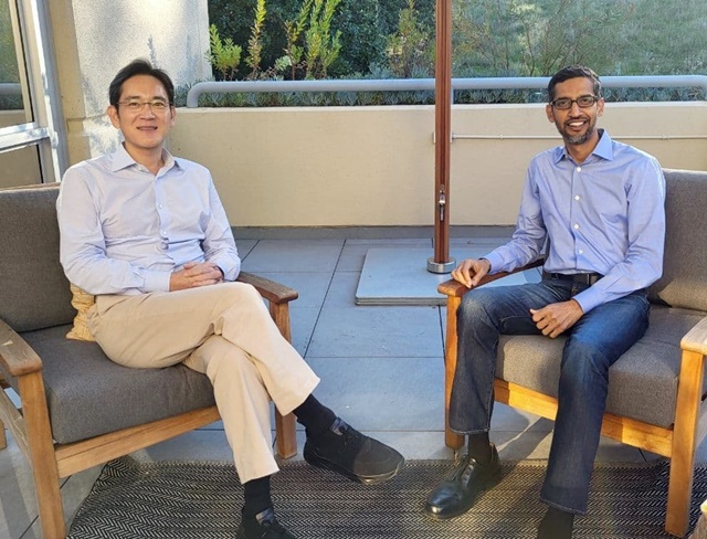 이재용 삼성전자 부회장이 22일 미국 캘리포니아주 마운틴뷰 구글 본사에서 순다르 피차이 CEO와 기념 촬영을 하고 있다. /삼성전자 제공