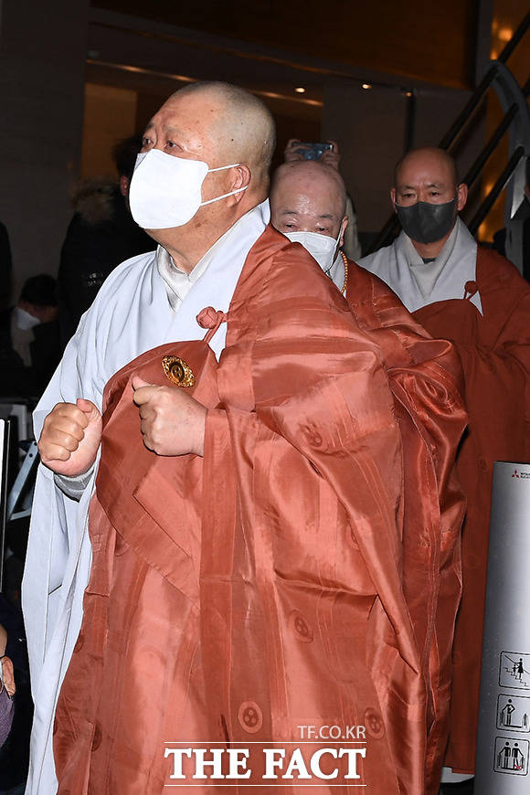 대한민국 제11대, 12대 대통령을 역임했던 전두환 씨가 향년 90세로 사망한 23일 오후 서울 서대문구 세브란스병원 신촌장례식장에 마련된 고인의 빈소에 백담사 주지를 지낸 도후스님 등이 조문을 하기 위해 방문하고 있다. /이동률 기자