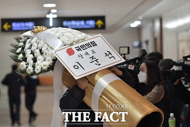 대한민국 제11대, 12대 대통령을 역임했던 전두환 씨가 향년 90세로 사망한 23일 오후 서울 서대문구 세브란스병원 신촌장례식장에 마련된 고인의 빈소에 이준석 국민의힘 대표의 근조화환이 들어오고 있다. /이동률 기자