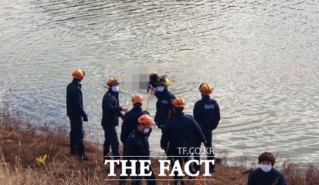 전북 남원에서 50대 여성이 연락 두절된 지 2일만에 인근 저수지에서 숨진 채로 발견됐다. 경찰은 가족과 목격자 등을 상대로 정확한 사고 경위를 조사 중이다. /전북소방본부 제공