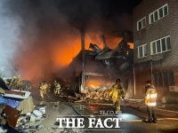  성주 장갑 제조공장서 불... 인근 인쇄공장으로 옮겨 붙어 ‘진화작업 구슬땀’