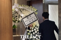  고 전두환 빈소에 들어서는 최태원 회장 근조화환 [포토]