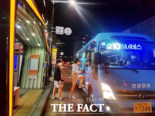 천안시 신부동 터미널에서 시민들이 심야버스를 탑승하는 모습. / 더팩트DB