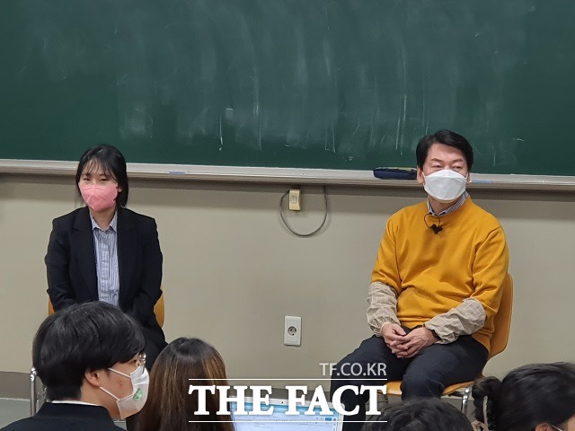 국민의당 안철수 대선 후보가 24일 대전대학교에서 한의대생들과 토크콘서트를 진행하고 있다. / 대전 = 김성서 기자