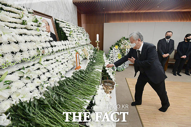 이문열 작가가 24일 오후 서울 서대문구 신촌세브란스병원 장례식장에 마련된 고 전두환 씨의 빈소를 찾아 조문을 하고 있다. /이동률 기자