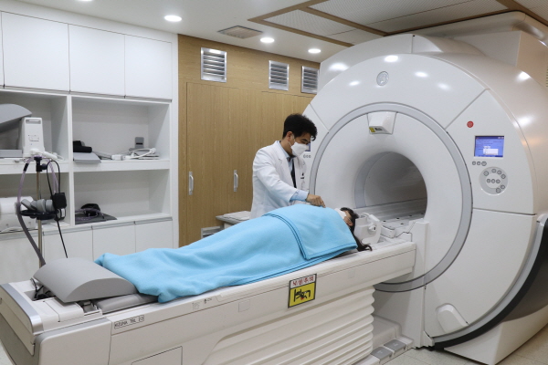 한국건강관리협회제주지부 의료진이 최첨단 3.0T MRI 장비를 이용해 환자의 뇌MRI를 찍고 있다./건협제주 제공