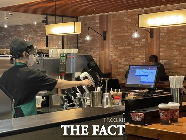원두 공급 가격 인상으로 커피값 인상에 대한 우려가 커지고 있는 가운데 스타벅스커피코리아는 당분간 인상 계획은 없다라고 말했다. /문수연 기자