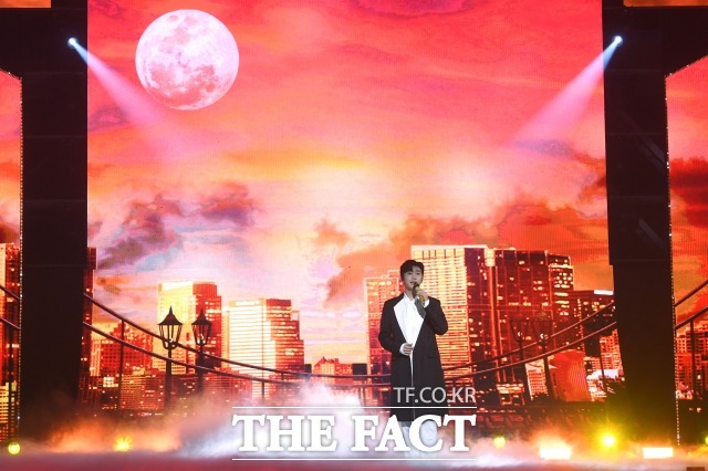 임영웅이 OST곡으로 불러 리바이벌 역주행 신화를 쓴 사랑은 늘 도망가가 유튜브 총 조회수 2000만 뷰를 넘어섰다. 사진은 임영웅이 2021 TMA에서 잔잔한 무대를 펼치고 있다. /남용희 기자