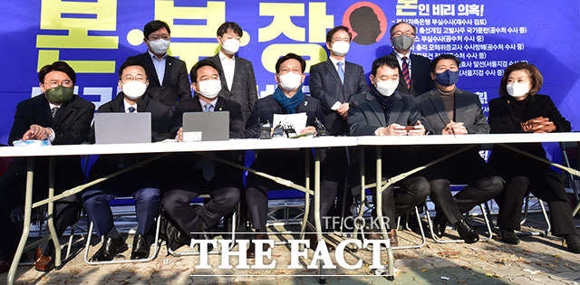 송영길 더불어민주당 대표(가운데)가 24일 오전 서울 여의도 국회 정문 앞에 꾸려진 본·부·장 비리신고센터를 방문해 발언하고 있다. /남윤호 기자