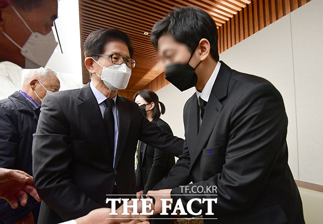 김문수 전 경기도지사가 24일 오후 서울 서대문구 신촌세브란스병원 장례식장에 마련된 고 전두환 씨의 빈소를 찾아 조문을 하고 유족들과 대화를 나누고 있다. /이동률 기자