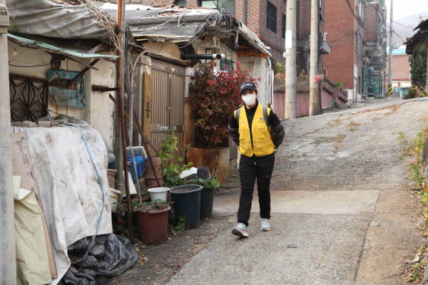 연탄배달 자원봉사를 하고있는 KLPGA 프로골퍼 임진희선수./케이드라이브 제공