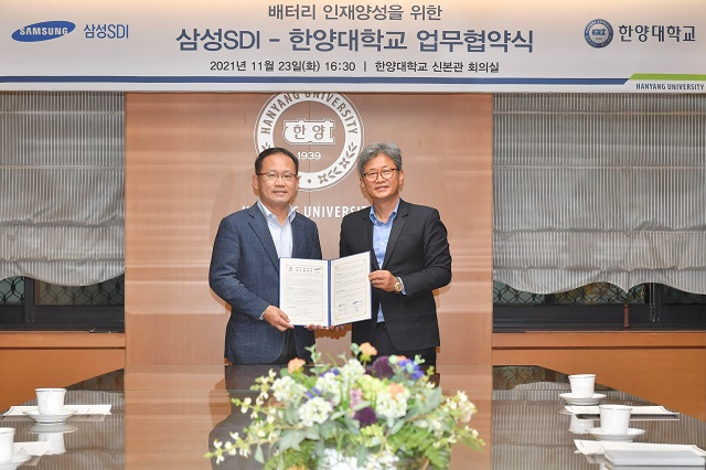 23일 한양대학교에서 삼성SDI와 한양대학교가 한양대-삼성SDI 배터리 인재양성 과정 협약식을 진행했다. 한양대학교 이주 공과대학장과 삼성SDI 장혁 연구소장(왼쪽) /삼성SDI 제공