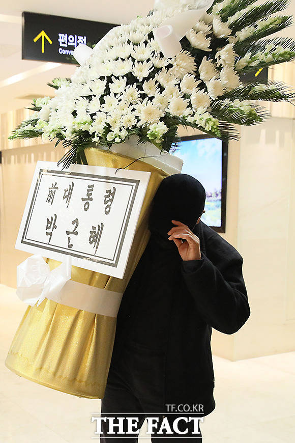 대한민국 제11대, 12대 대통령을 역임했던 전두환 씨의 빈소 조문 이틀째인 24일 서울 서대문구 세브란스병원 신촌장례식장에 마련된 고인의 빈소에 박근혜 전 대통령 근조 화환이 들어가고 있다. /이새롬 기자