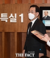  '현직의원 두 번째' 전두환 빈소 찾은 주호영 [TF사진관]