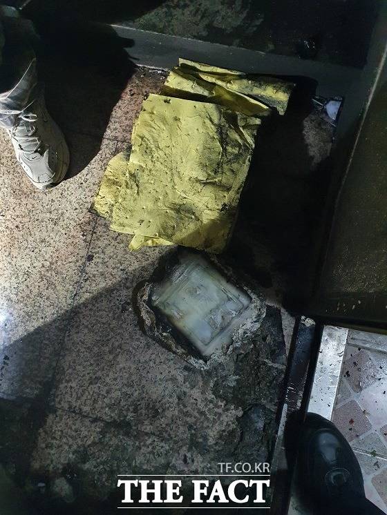 24일 오후 부산 해운대구 한 빌라의 관리인이 5층 복도에 불을 지른 뒤 1층에서 숨진 채 발견됐다./부산경찰청 제공.