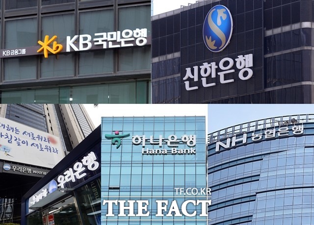 한국은행의 기준금리 인상 결정에 시중은행들이 줄줄이 수신금리를 올리고 있다. /더팩트 DB