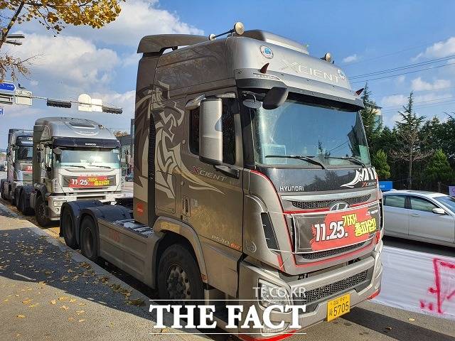 운행을 멈춘 화물차들이 집회 장소 인근에 주차돼 있다. / 대전 = 김성서 기자