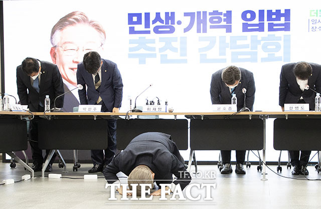 이재명 더불어민주당 대선 후보는 25일 과거 조카의 살인사건 변호와 관련해 사과했다. 이 후보는 이날 페이스북을 통해 데이트 폭력으로 인한 여성안전 문제를 언급하며 과거 조카 변호에 대해 이 사건은 평생 지우지 못할 고통스런 기억이다. 어떤 말로도 피해자와 유족들의 상처가 아물지 않을 것이라고 밝혔다. 24일 당사에서 열린 민생·개혁 입법 추진 간담회에서 이재명 제21대 대통령후보가 ‘새로운 민주당으로 거듭나겠다’고 말하며 국민들에게 사죄의 큰절을 하고 있다. /남윤호 기자