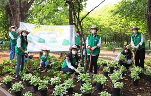 스타벅스커피 코리아와 서울시, 서울그린트러스트가 서울숲공원에 약 300평의 숲을 조성하는 캠페인을 진행했다. /스타벅스커피 코리아 제공