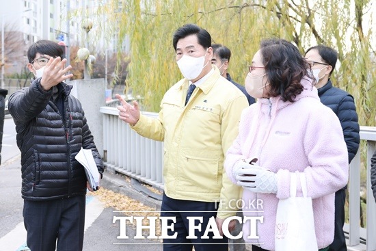 김상돈 의왕시장은 지난 24일‘제46차 현장행정의 날’을 맞아 시 주요사업 및 민원 현장을 직접 찾아 점검했다고 25일 밝혔다./의왕시 제공