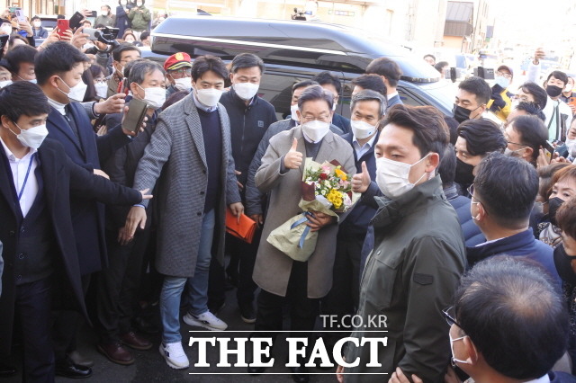 지지 결집을 위해 나흘간 일정으로 호남을 방문한 이재명 대선후보가 목포 동부시장에 지지를 연호하는 인파들의 환영을 받으며 시장안으로 들어서고 있다. /목포=김대원 기자