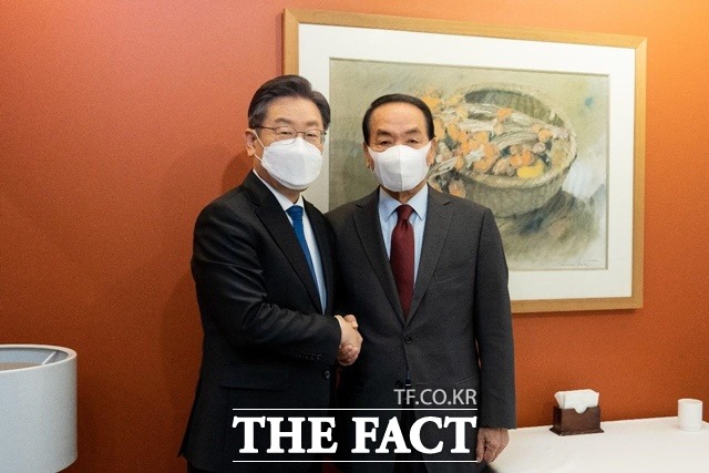 지난 25일 이재명(왼쪽) 민주당 대선 후보와 박창달 전 의원이 서울 광화문 한 식당에서 차담회를 갖고 기념촬영을 하는 모습. /민주당 제공