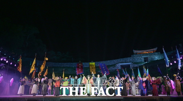 지난해 개최된 백제문화제의 웅진판타지아 프로그램. 뒤에 보이는 건축물이 공산성이다. /공주시 제공