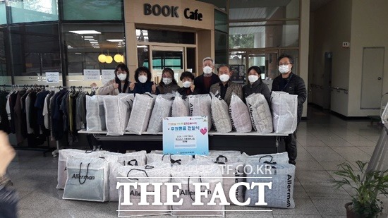 화성시 진안동 지역사회보장협의체는 지난 25일 관내 저소득층 32가구에 동절기이불을 전달했다고 밝혔다./더팩트