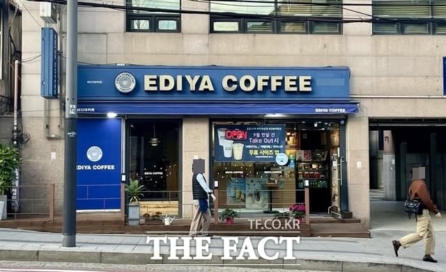 이디야는 지난 9월 국내 커피전문점 최초로 3500호점을 돌파했지만 폐점 매장 수를 더한 실제 매장 수는 3000여 개에 그치는 것으로 나타났다. /더팩트 DB