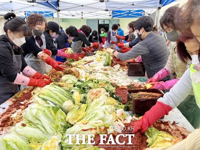 내장상동 한상민 동장은 “매년 김장김치 나눔 행사를 주관하고 있는 통장협의회에 감사를 드린다”며 “코로나19로 모두가 힘든 시기에 한 포기의 김장김치 나눔이 우리 이웃들에게 큰 행복으로 가득하기를 바란다”고 말했다. / 정읍시 제공