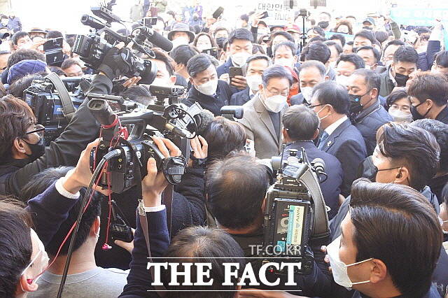 나흘간 광주·전남 방문 중 첫 일정지인 목포 동부시장을 찾은 이재명 민주당 대선후보가 환영인파와 취재진에 둘러쌓여 시장안을 둘러보며 시장상인들에게 인사를 하고 있다. /목포=김대원 기자