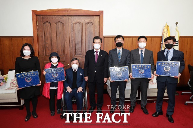 충북도는 숙련 기술인 5명을 2021년 충청북도 명장으로 선정해 증서 및 현판 수여식을 가졌다. / 충북도 제공