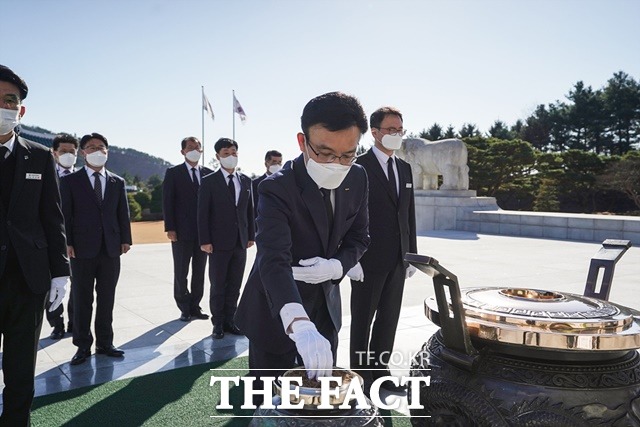 나희승 한국철도 신임 사장이 26일 국립대전현충원을 찾아 분향하고 있다. / 한국철도 제공