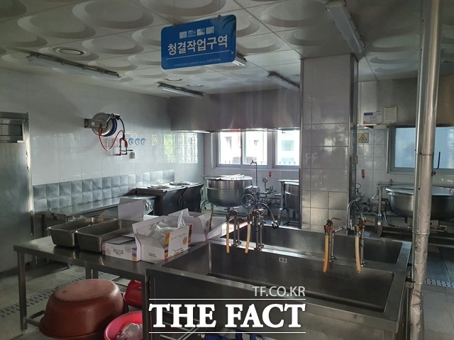 지난달 20일 학교비정규직 노동자들이 총파업에 나선 가운데 대전의 한 초등학교 급식실 불이 꺼져있는 모습. / 더팩트 DB