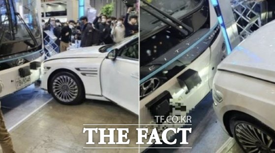 ‘2021 서울모빌리티쇼’에서 한 관람객이 전시된 차를 조작하다 실수로 엑셀러레이터를 밟아 맞은편에 놓인 차량을 들이받는 사고가 발생했다. /온라인 커뮤니티 보배드림 캡처