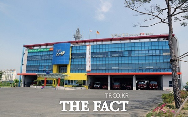 28일 오전 4시 50분께 영천시 오미동의 한 재활용 공장에서 원인을 알 수 없는 불이나 소방서 추산 1억 3000여 만원의 재산피해가 났다. 영천소방서 전경. /영천=황진영 기자