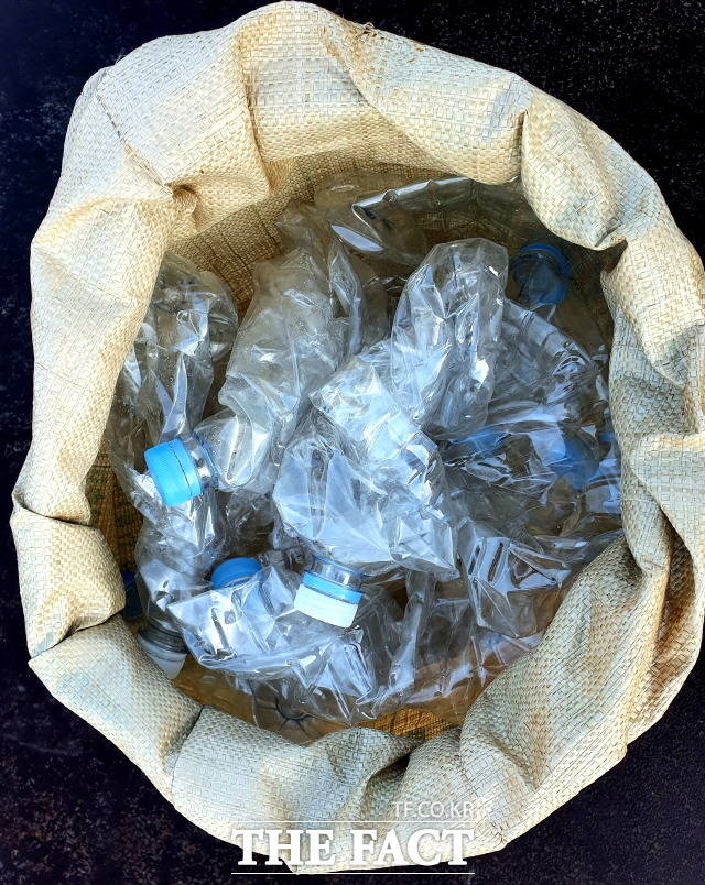신안군이 자원절약과 환경보전을 위해 투명 페트병의 라벨을 제거한 후 찌그러트려 자루에 담아 배출할 것을 집중 홍보하고 있다./신안군 제공