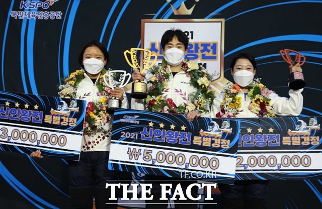 미사리경정장에서 열린 16기 신인왕전 특별경정 시상식에서 입상선수들이 기념사진을 촬영하고 있다. 나종호(중앙)와 김보경(좌), 염윤정../경주사업총괄본부 제공