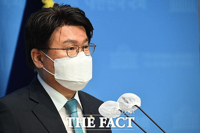 황운하 더불어민주당 의원(대전 중구·사진)이 29일 윤석열 국민의힘 대선 후보 지지층 대부분이 저학력 빈곤층과 고령층이라고 언급한 뒤 논란이 일자 삭제했다. / 더팩트 DB