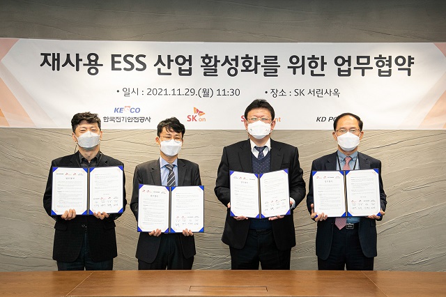 SK온이 한국전기안전공사, SK에코플랜트, 케이디파워와 전기자 배터리를 이용해 친환경 ESS를 구축, 건설 현장에서 운영하는 4자간 협약을 맺었다고 29일 밝혔다. /더팩트 DB