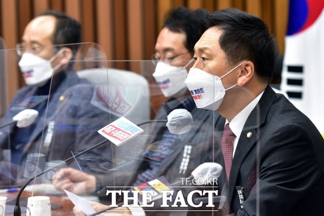 김기현 국민의힘 원내대표가 최근 논란 되고 있는 이재명 더불어민주당 대선 후보의 조카 살인 사건 변론을 두고 이 후보가 심신미약을 주장했다. 인권을 무시한 변론이었다고 비판했다. 지난 26일 국회에서 열린 원내대책회의에서 모두발언을 하고 있는 김 원내대표. /이선화 기자
