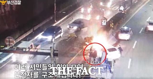 지난 21일 오후 5시 40분쯤 부산 중구 영주터널 앞 도로에서 흰색 승용차가 중앙분리대를 들이받는 사고가 발생했다. /부산경찰청 제공.