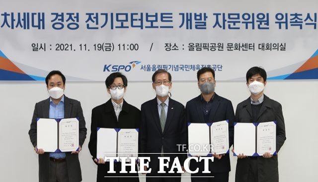 차세대 경정 전기모터보트 개발 자문위원 위촉 후 기념사진을 촬영하고 있다. 조현재 이사장(중앙)과 위촉위원들./경주사업총괄본부 제공