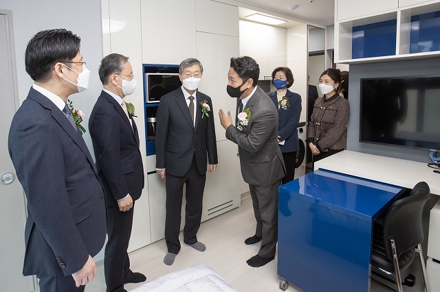 29일 경기도 화성시에 개소한 삼성 희망디딤돌 경기센터 시설을 관계자들이 둘러보고 있다. 오병권 경기도지사 권한대행, 박학규 삼성전자 DS부문 경영지원실 사장, 조흥식 사랑의열매 회장, 진석범 경기복지재단 대표이사(왼쪽부터)의 모습. /삼성전자 제공