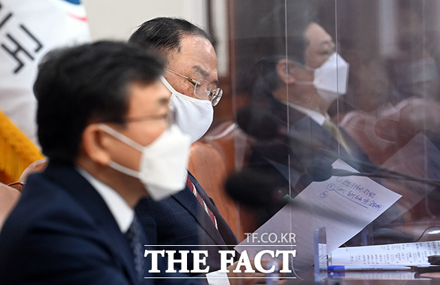 홍 부총리와 권덕철 보건복지부 장관이 김 총리의 발언을 듣고 있다.